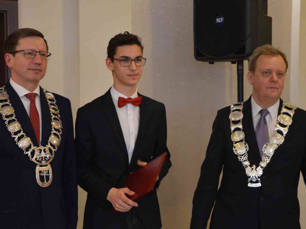 Sportowcy i ich opiekunowie nagrodzeni. Za nami uroczysta sesja Rady Miejskiej  [FOTO]-Mojakruszwica.pl