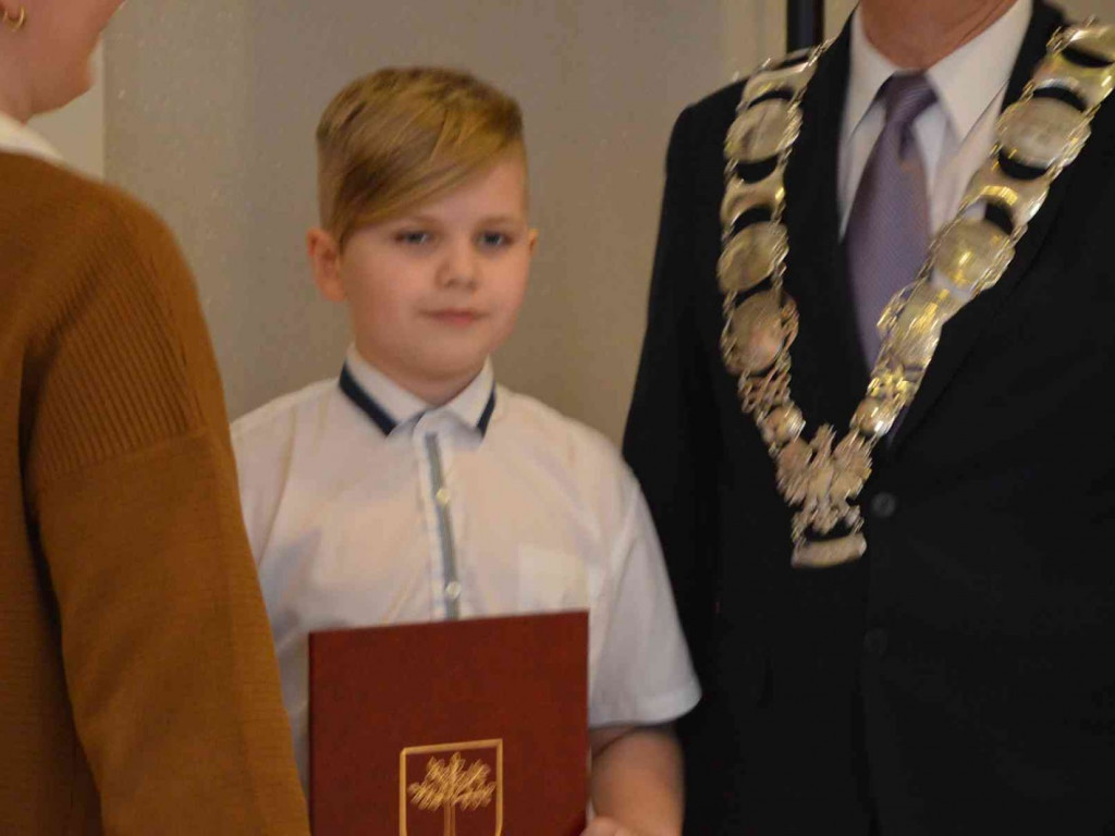 Sportowcy i ich opiekunowie nagrodzeni. Za nami uroczysta sesja Rady Miejskiej  [FOTO]-Mojakruszwica.pl