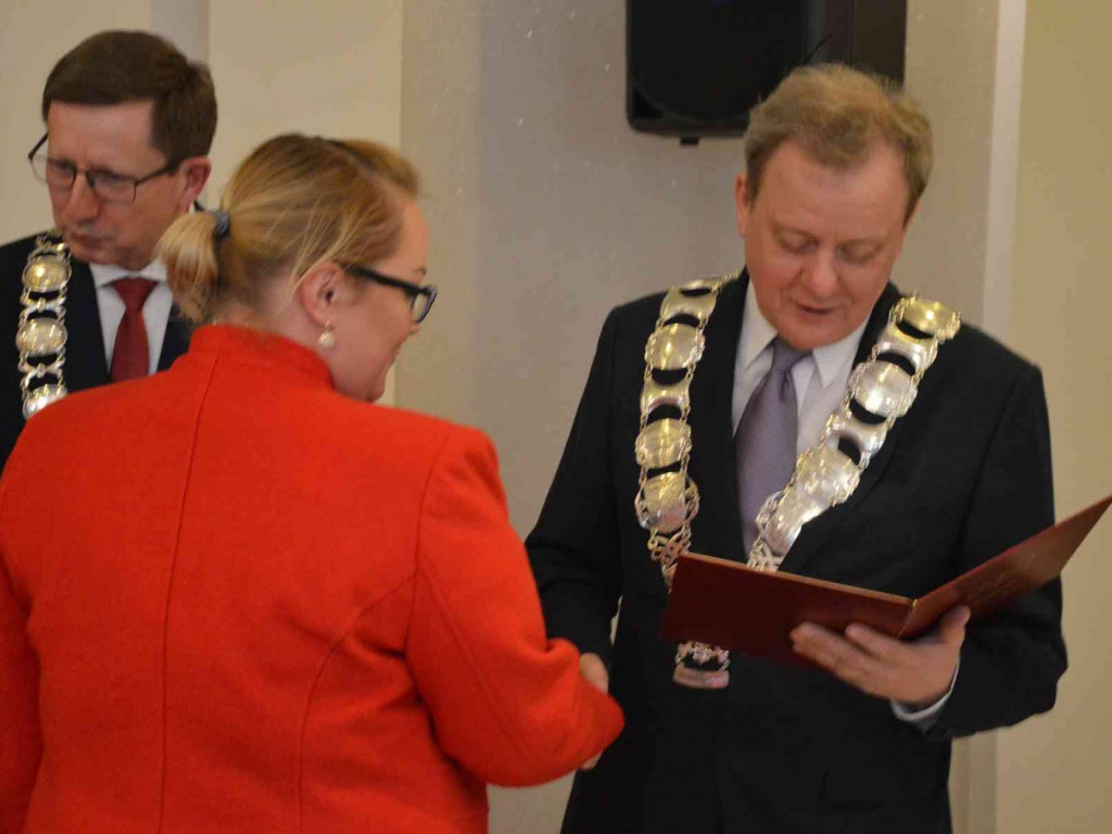 Sportowcy i ich opiekunowie nagrodzeni. Za nami uroczysta sesja Rady Miejskiej  [FOTO]-Mojakruszwica.pl