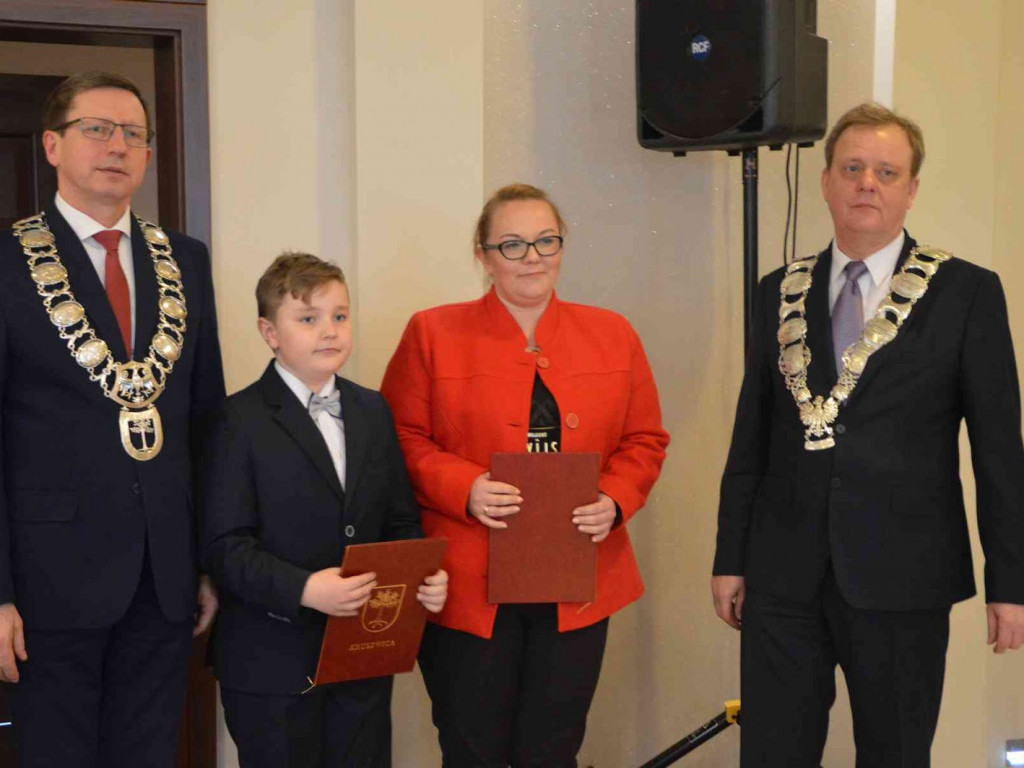 Sportowcy i ich opiekunowie nagrodzeni. Za nami uroczysta sesja Rady Miejskiej  [FOTO]-Mojakruszwica.pl