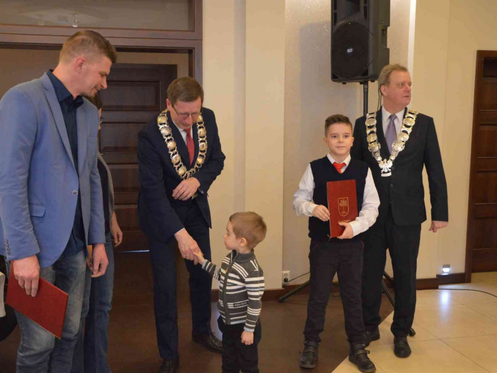 Sportowcy i ich opiekunowie nagrodzeni. Za nami uroczysta sesja Rady Miejskiej  [FOTO]-Mojakruszwica.pl