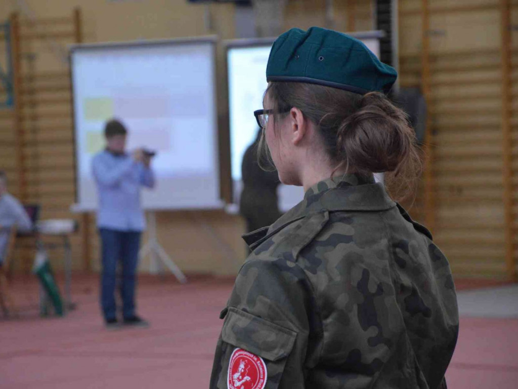 Za nami IV Wojewódzki Przegląd Musztry Klas Mundurowych. Kruszwiczanie na drugim i trzecim miejscu. Zobacz zdjęcia