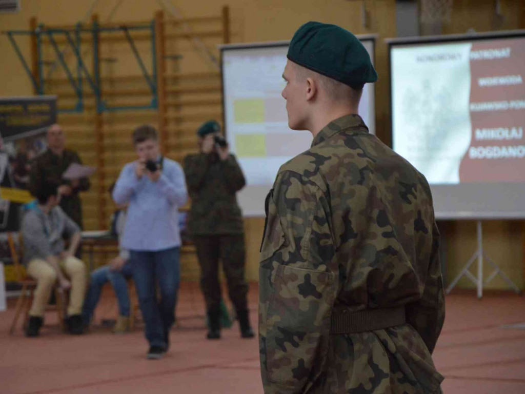 Za nami IV Wojewódzki Przegląd Musztry Klas Mundurowych. Kruszwiczanie na drugim i trzecim miejscu. Zobacz zdjęcia