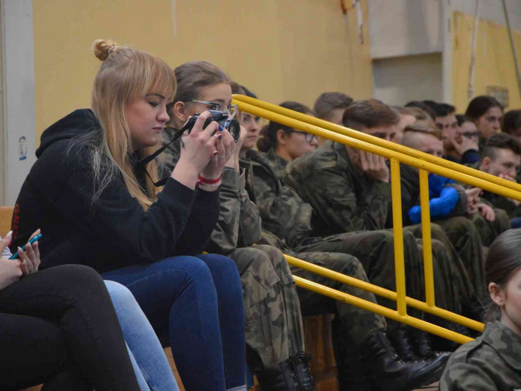 Za nami IV Wojewódzki Przegląd Musztry Klas Mundurowych. Kruszwiczanie na drugim i trzecim miejscu. Zobacz zdjęcia