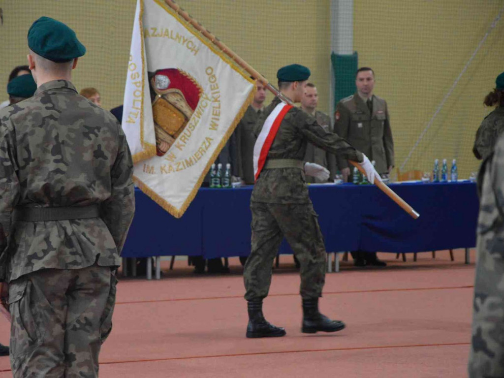 Za nami IV Wojewódzki Przegląd Musztry Klas Mundurowych. Kruszwiczanie na drugim i trzecim miejscu. Zobacz zdjęcia