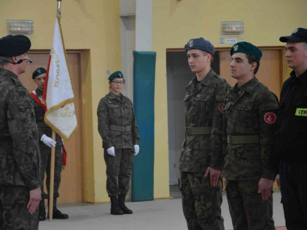 Za nami IV Wojewódzki Przegląd Musztry Klas Mundurowych. Kruszwiczanie na drugim i trzecim miejscu. Zobacz zdjęcia