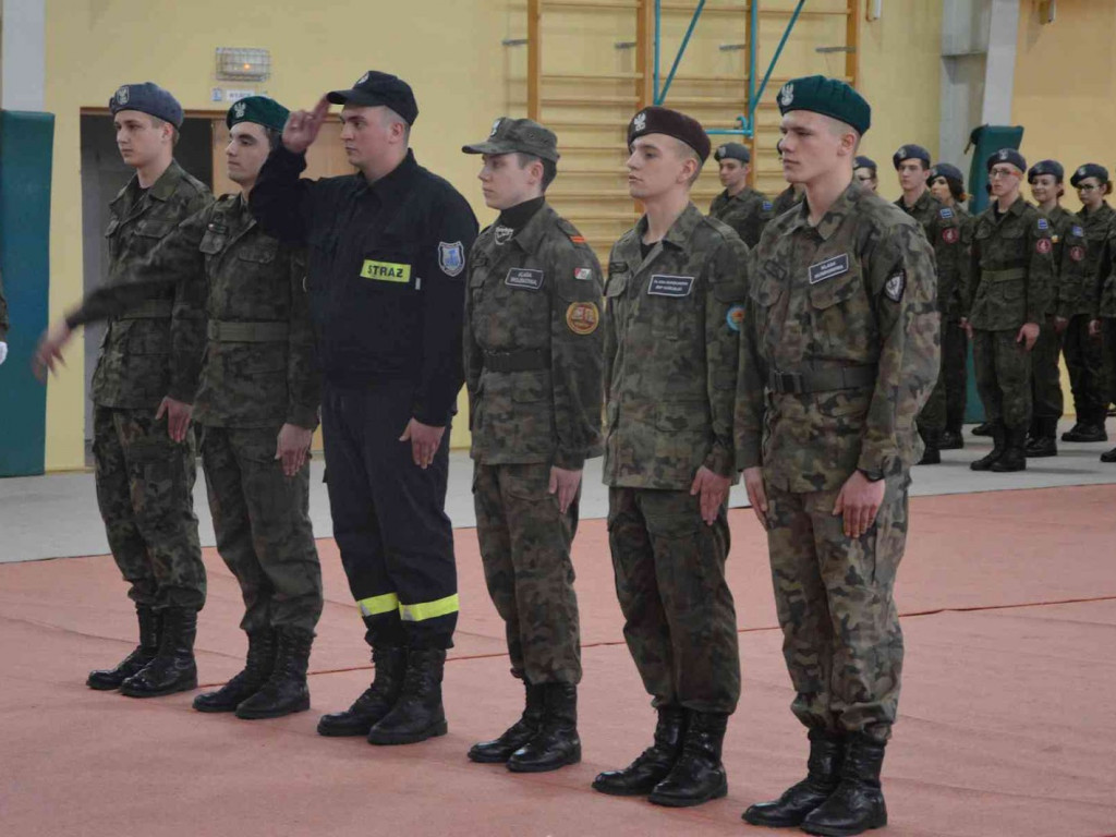 Za nami IV Wojewódzki Przegląd Musztry Klas Mundurowych. Kruszwiczanie na drugim i trzecim miejscu. Zobacz zdjęcia