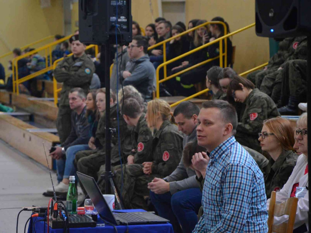 Za nami IV Wojewódzki Przegląd Musztry Klas Mundurowych. Kruszwiczanie na drugim i trzecim miejscu. Zobacz zdjęcia