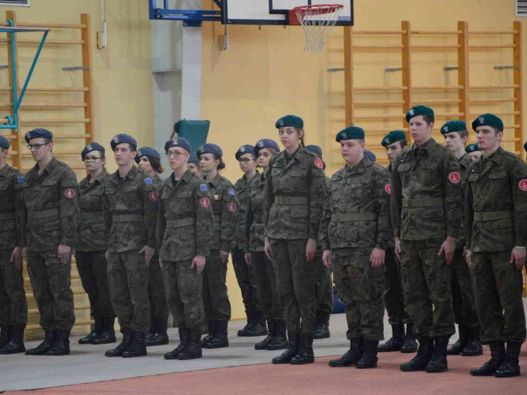 Za nami IV Wojewódzki Przegląd Musztry Klas Mundurowych. Kruszwiczanie na drugim i trzecim miejscu. Zobacz zdjęcia