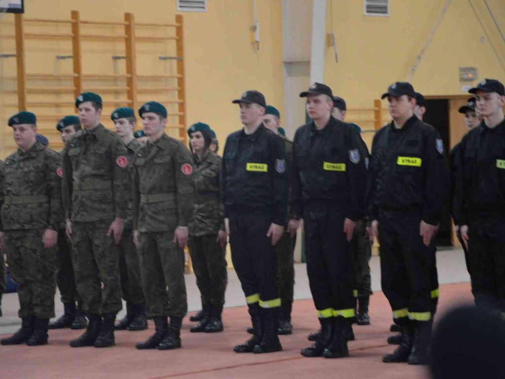 Za nami IV Wojewódzki Przegląd Musztry Klas Mundurowych. Kruszwiczanie na drugim i trzecim miejscu. Zobacz zdjęcia