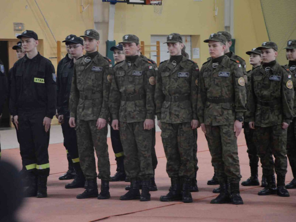 Za nami IV Wojewódzki Przegląd Musztry Klas Mundurowych. Kruszwiczanie na drugim i trzecim miejscu. Zobacz zdjęcia