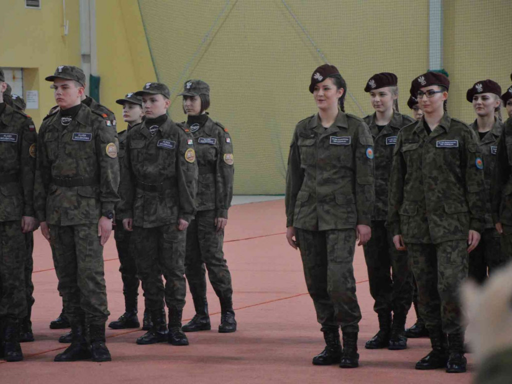 Za nami IV Wojewódzki Przegląd Musztry Klas Mundurowych. Kruszwiczanie na drugim i trzecim miejscu. Zobacz zdjęcia