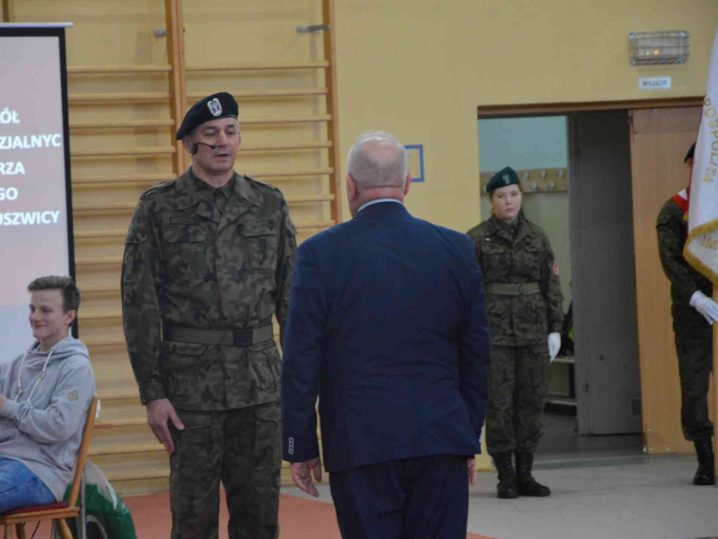 Za nami IV Wojewódzki Przegląd Musztry Klas Mundurowych. Kruszwiczanie na drugim i trzecim miejscu. Zobacz zdjęcia