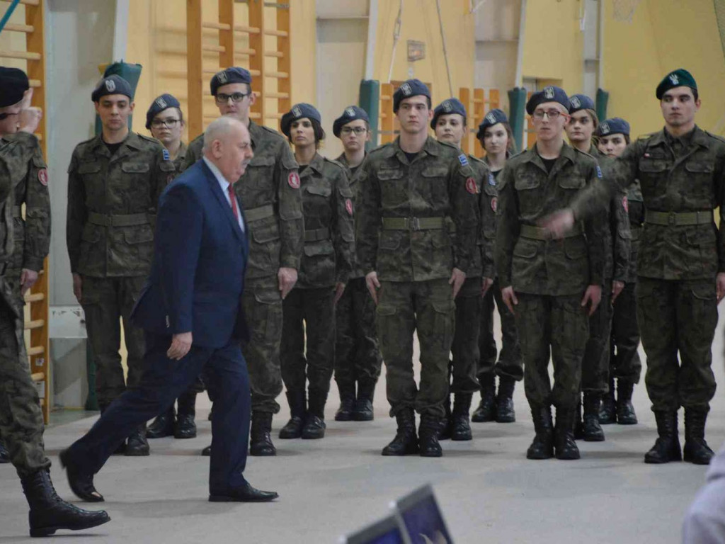 Za nami IV Wojewódzki Przegląd Musztry Klas Mundurowych. Kruszwiczanie na drugim i trzecim miejscu. Zobacz zdjęcia