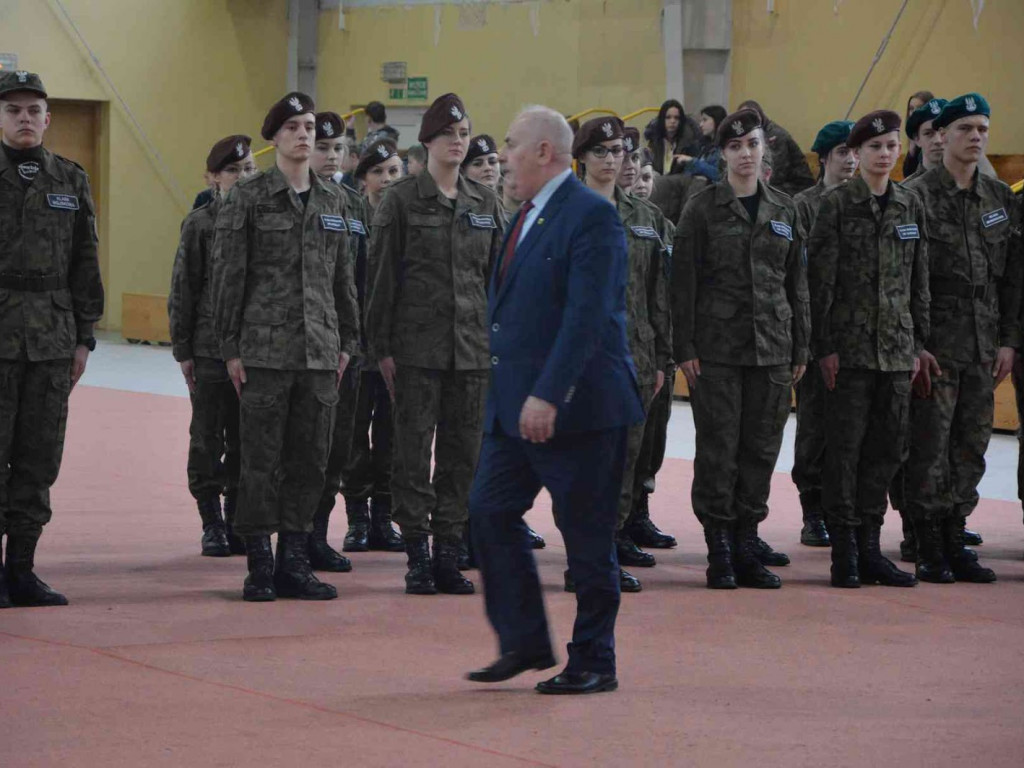 Za nami IV Wojewódzki Przegląd Musztry Klas Mundurowych. Kruszwiczanie na drugim i trzecim miejscu. Zobacz zdjęcia