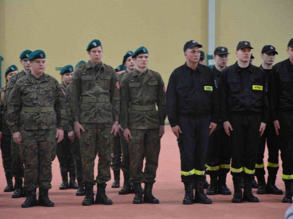 Za nami IV Wojewódzki Przegląd Musztry Klas Mundurowych. Kruszwiczanie na drugim i trzecim miejscu. Zobacz zdjęcia