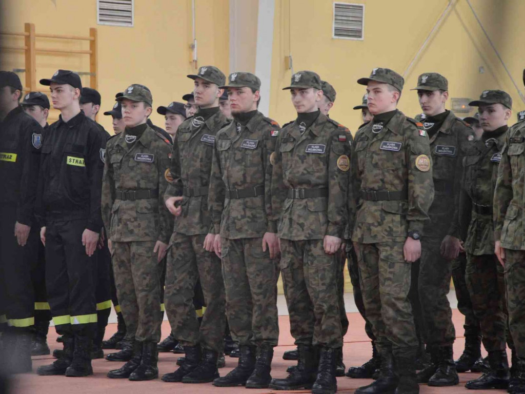 Za nami IV Wojewódzki Przegląd Musztry Klas Mundurowych. Kruszwiczanie na drugim i trzecim miejscu. Zobacz zdjęcia