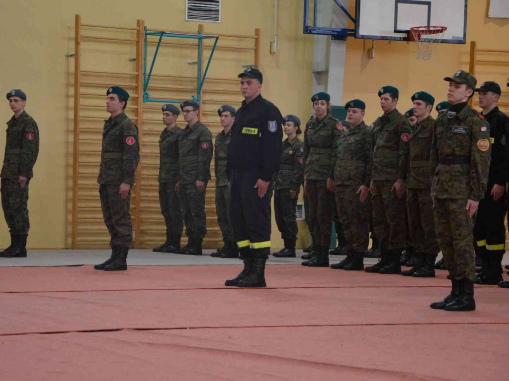 Za nami IV Wojewódzki Przegląd Musztry Klas Mundurowych. Kruszwiczanie na drugim i trzecim miejscu. Zobacz zdjęcia