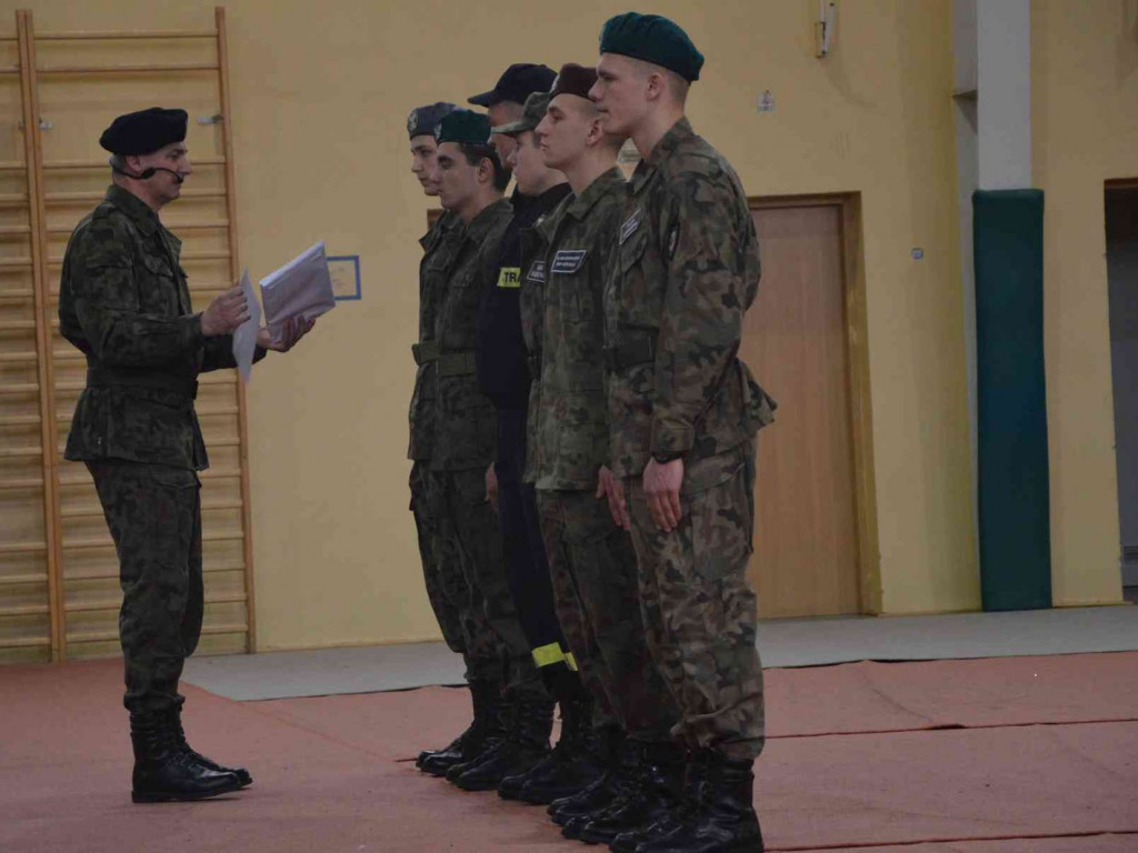 Za nami IV Wojewódzki Przegląd Musztry Klas Mundurowych. Kruszwiczanie na drugim i trzecim miejscu. Zobacz zdjęcia