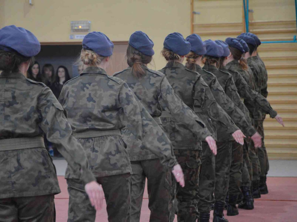 Za nami IV Wojewódzki Przegląd Musztry Klas Mundurowych. Kruszwiczanie na drugim i trzecim miejscu. Zobacz zdjęcia