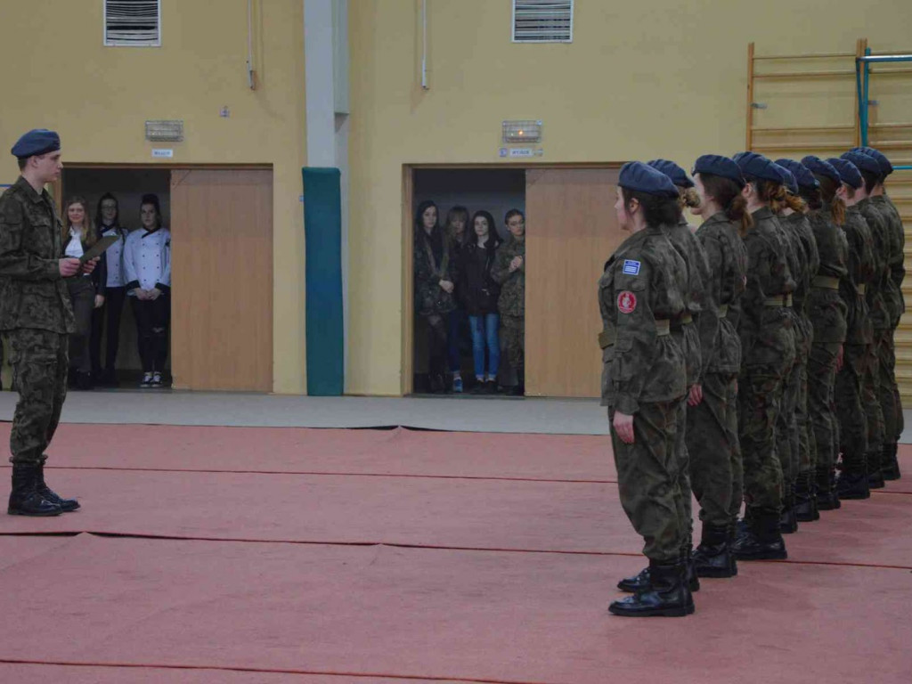 Za nami IV Wojewódzki Przegląd Musztry Klas Mundurowych. Kruszwiczanie na drugim i trzecim miejscu. Zobacz zdjęcia