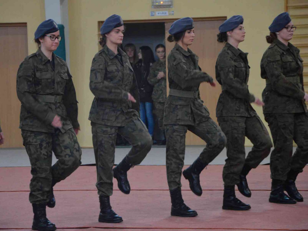 Za nami IV Wojewódzki Przegląd Musztry Klas Mundurowych. Kruszwiczanie na drugim i trzecim miejscu. Zobacz zdjęcia