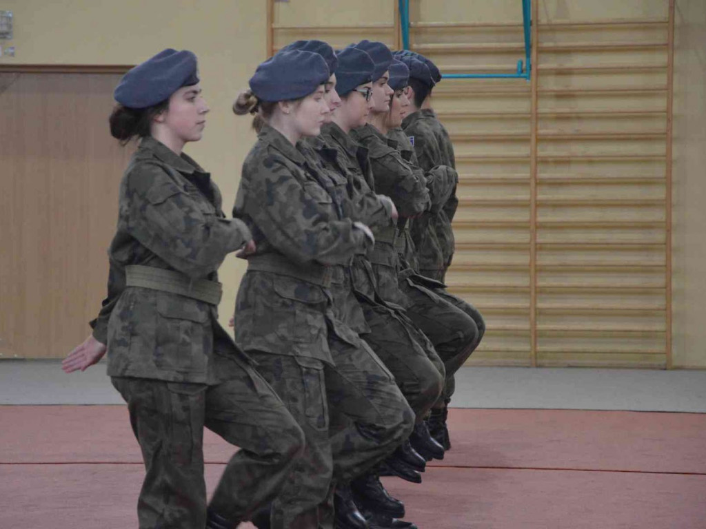 Za nami IV Wojewódzki Przegląd Musztry Klas Mundurowych. Kruszwiczanie na drugim i trzecim miejscu. Zobacz zdjęcia