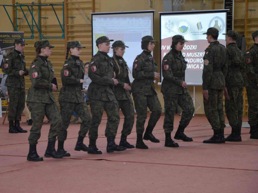 Za nami IV Wojewódzki Przegląd Musztry Klas Mundurowych. Kruszwiczanie na drugim i trzecim miejscu. Zobacz zdjęcia