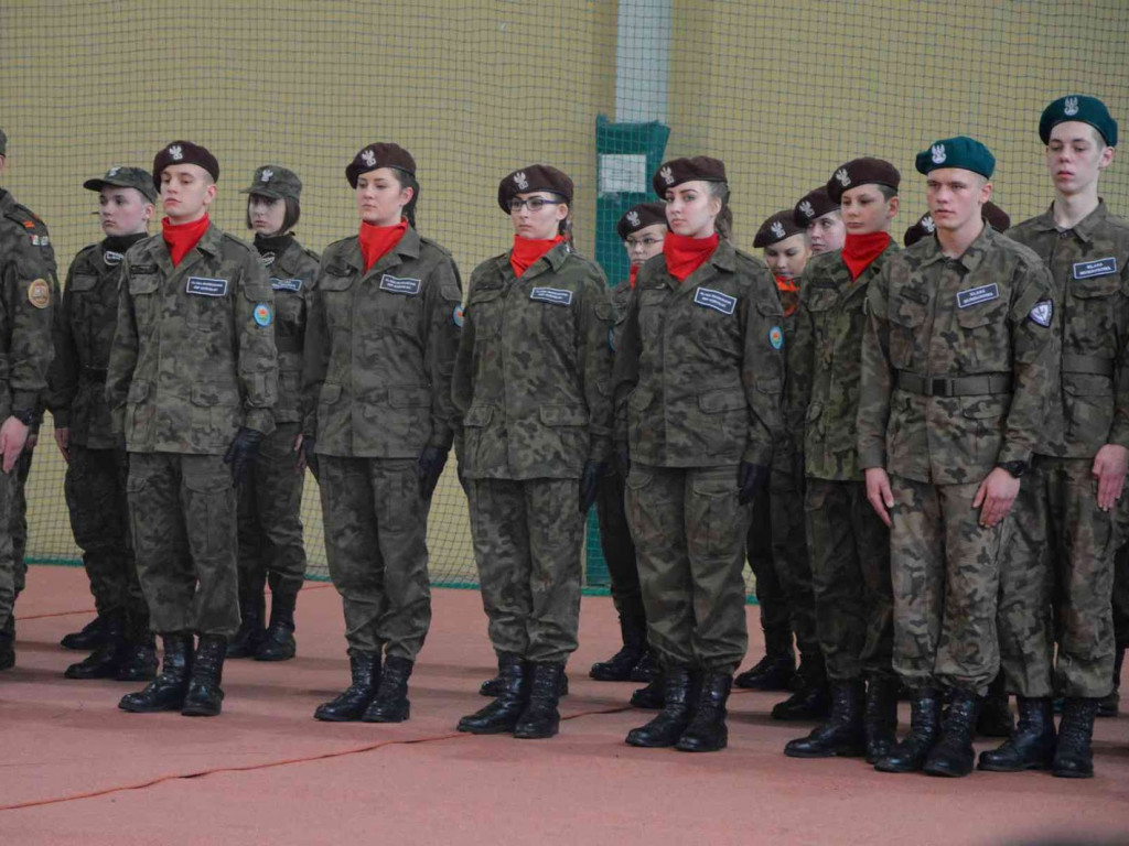 Za nami IV Wojewódzki Przegląd Musztry Klas Mundurowych. Kruszwiczanie na drugim i trzecim miejscu. Zobacz zdjęcia