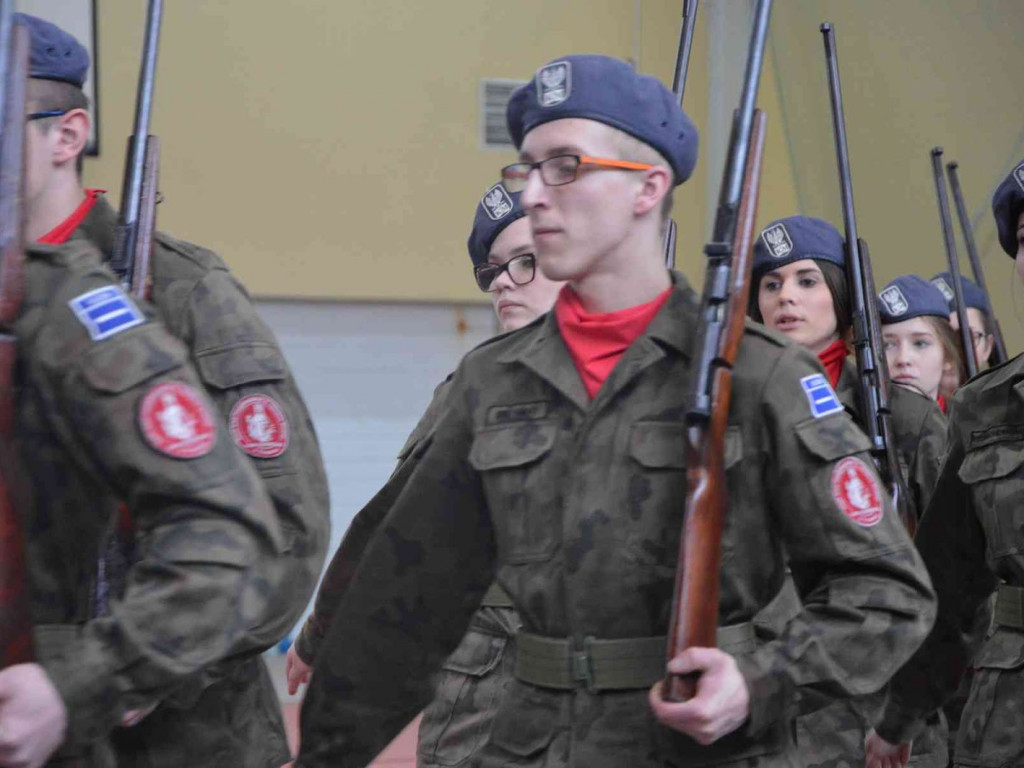 Za nami IV Wojewódzki Przegląd Musztry Klas Mundurowych. Kruszwiczanie na drugim i trzecim miejscu. Zobacz zdjęcia