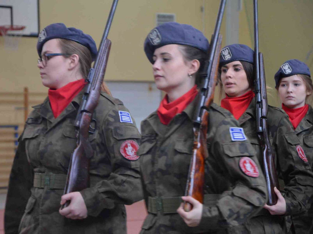 Za nami IV Wojewódzki Przegląd Musztry Klas Mundurowych. Kruszwiczanie na drugim i trzecim miejscu. Zobacz zdjęcia