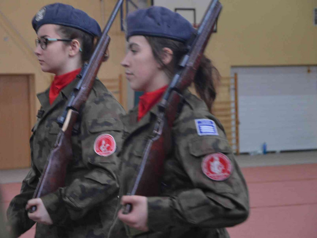 Za nami IV Wojewódzki Przegląd Musztry Klas Mundurowych. Kruszwiczanie na drugim i trzecim miejscu. Zobacz zdjęcia