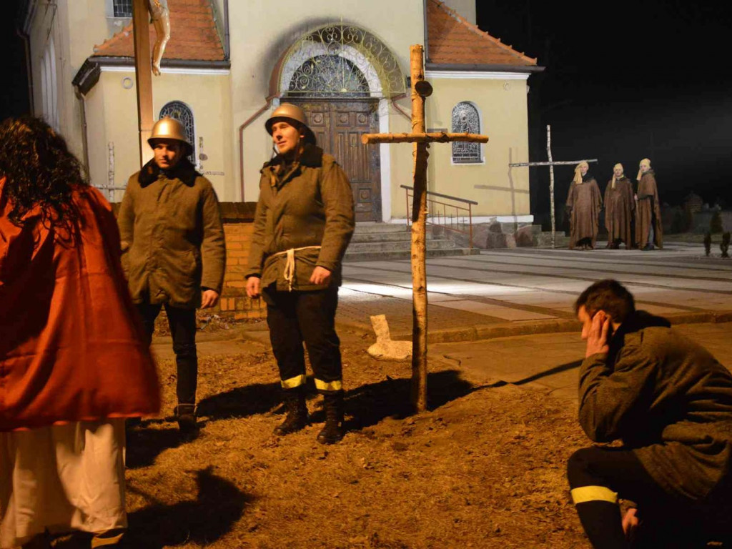 Droga Krzyżowa w Chełmcach z nawiązaniem do wydarzeń ogólnopolskich