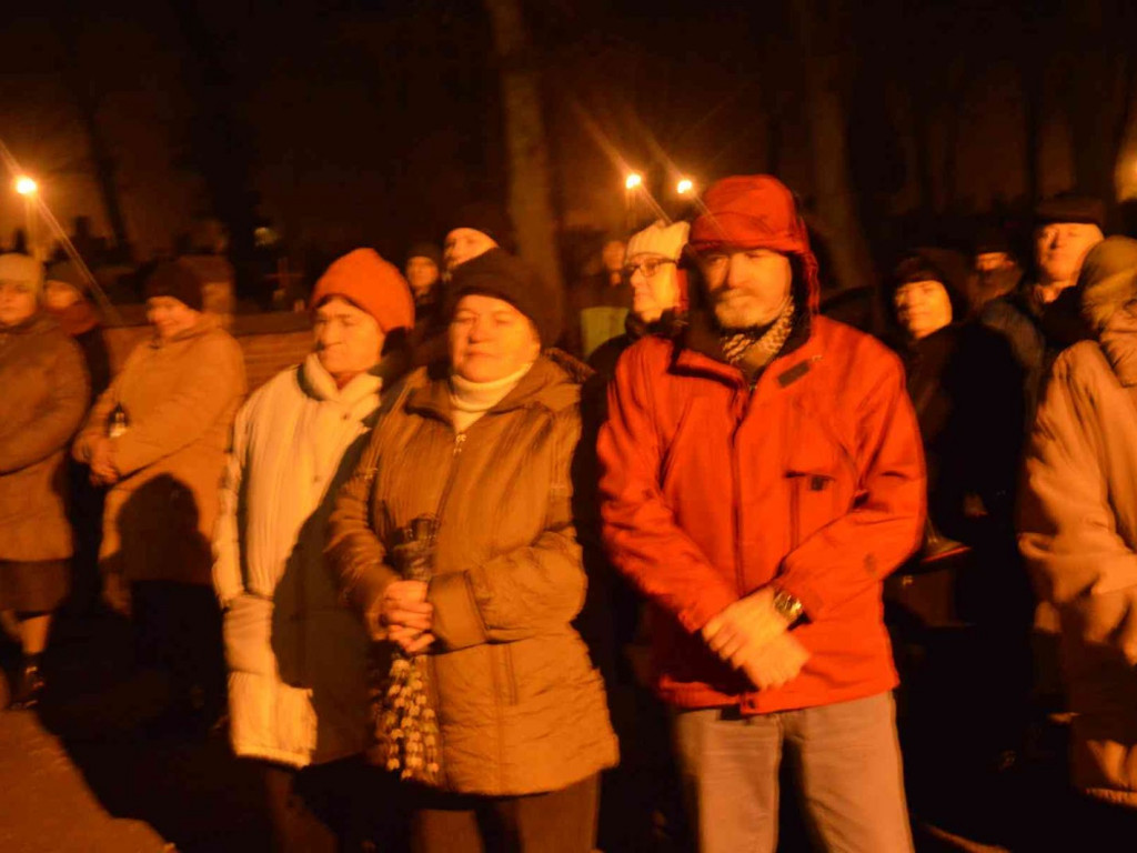 Droga Krzyżowa w Chełmcach z nawiązaniem do wydarzeń ogólnopolskich