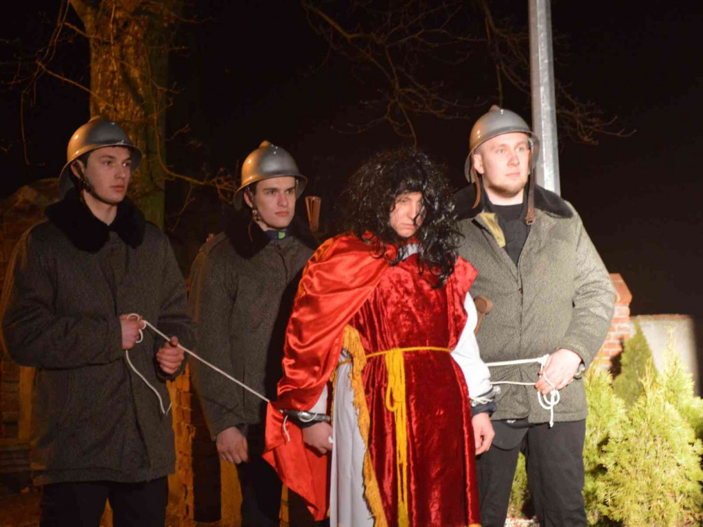 Droga Krzyżowa w Chełmcach z nawiązaniem do wydarzeń ogólnopolskich