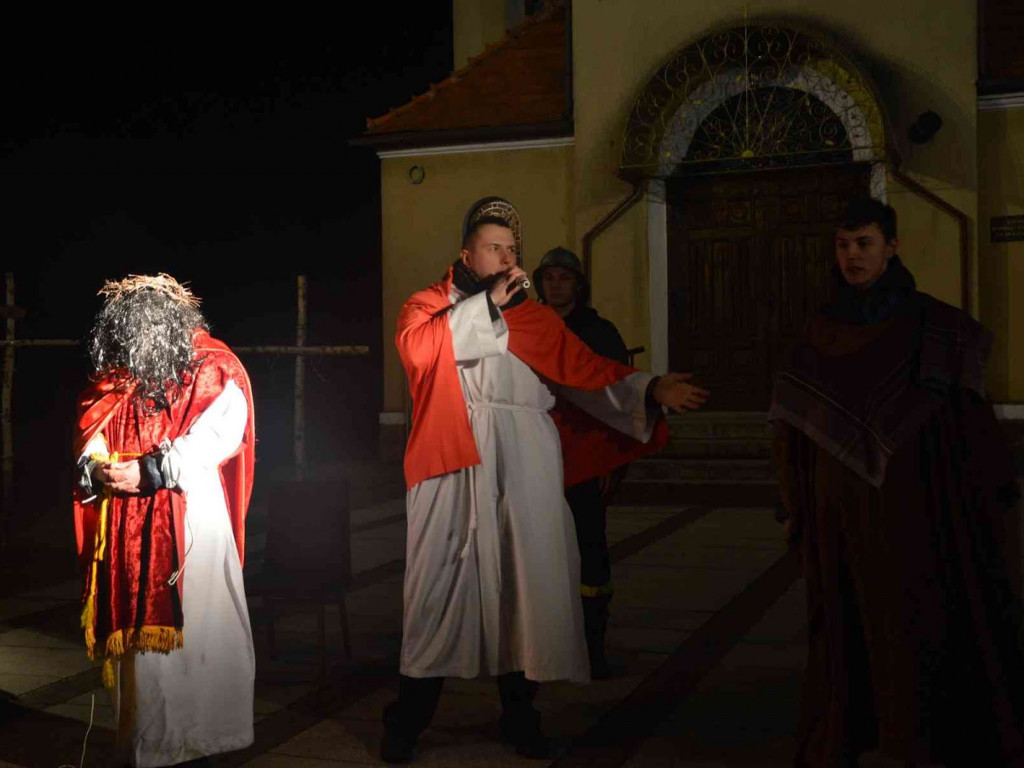 Droga Krzyżowa w Chełmcach z nawiązaniem do wydarzeń ogólnopolskich