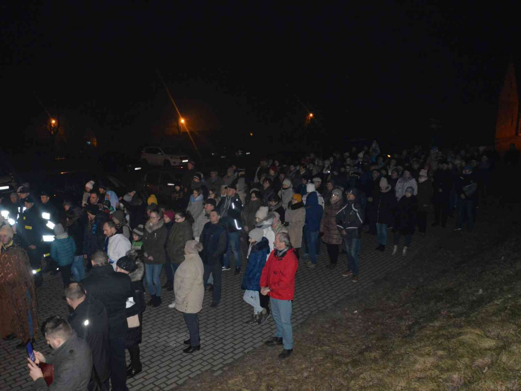 Droga Krzyżowa w Chełmcach z nawiązaniem do wydarzeń ogólnopolskich