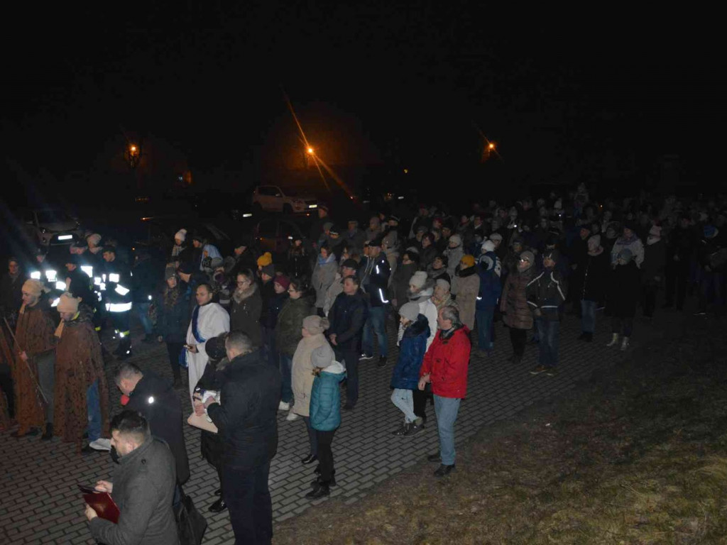 Droga Krzyżowa w Chełmcach z nawiązaniem do wydarzeń ogólnopolskich