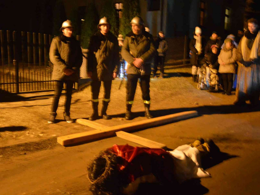 Droga Krzyżowa w Chełmcach z nawiązaniem do wydarzeń ogólnopolskich