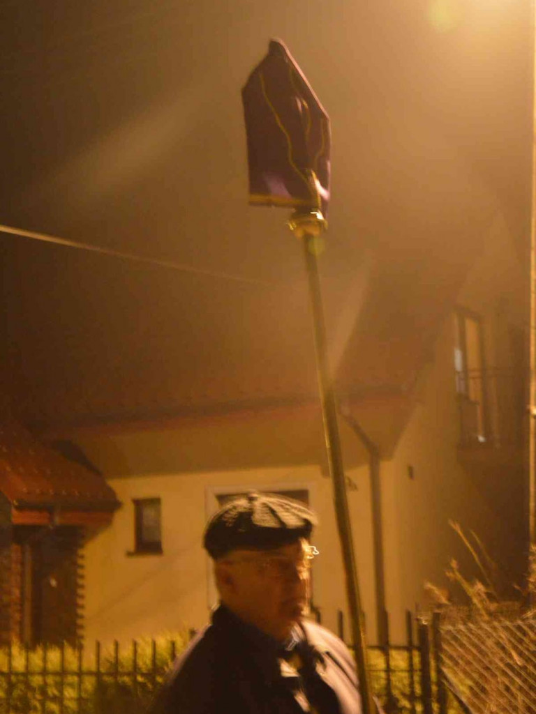 Droga Krzyżowa w Chełmcach z nawiązaniem do wydarzeń ogólnopolskich