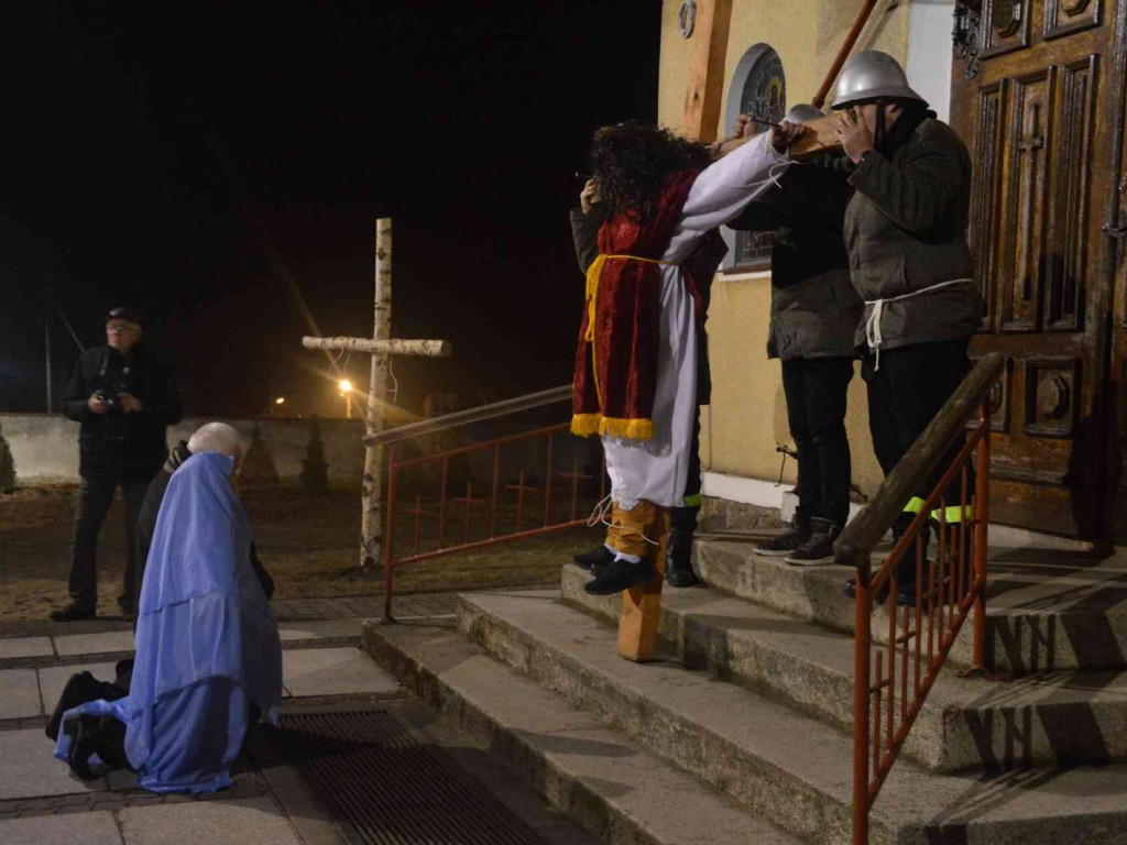 Droga Krzyżowa w Chełmcach z nawiązaniem do wydarzeń ogólnopolskich