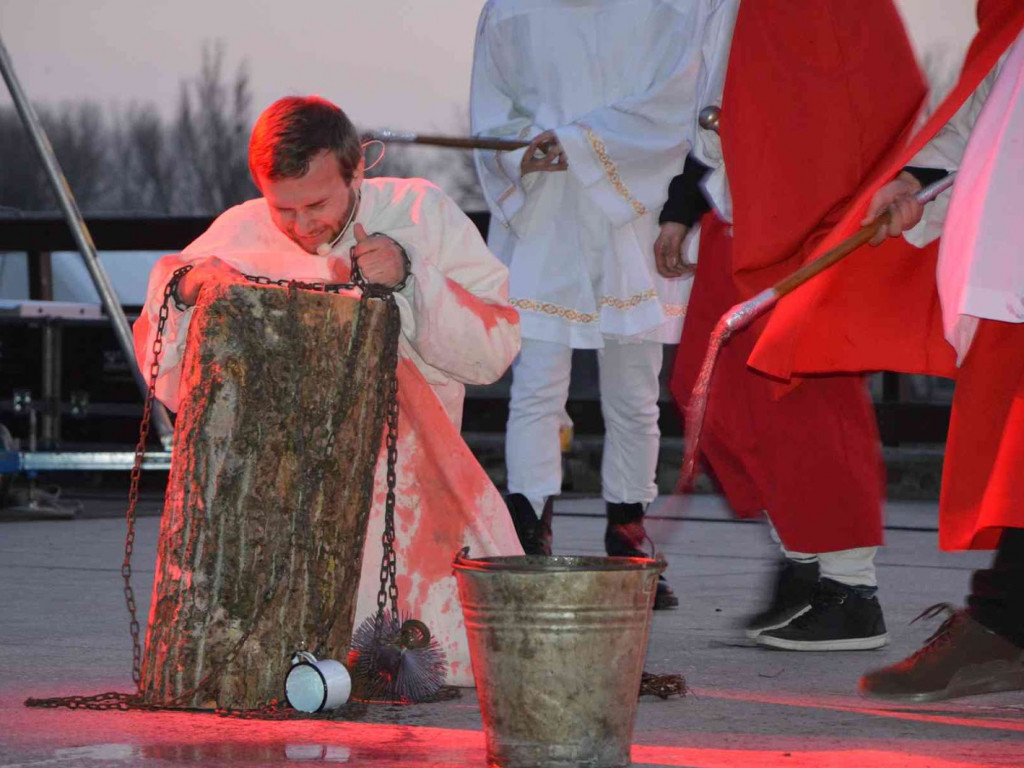 Kujawskie Misterium Męki Pańskiej: Biczowanie Jezusa Chrystusa i Droga Krzyżowa [FOTO] - MojaKruszwica.pl