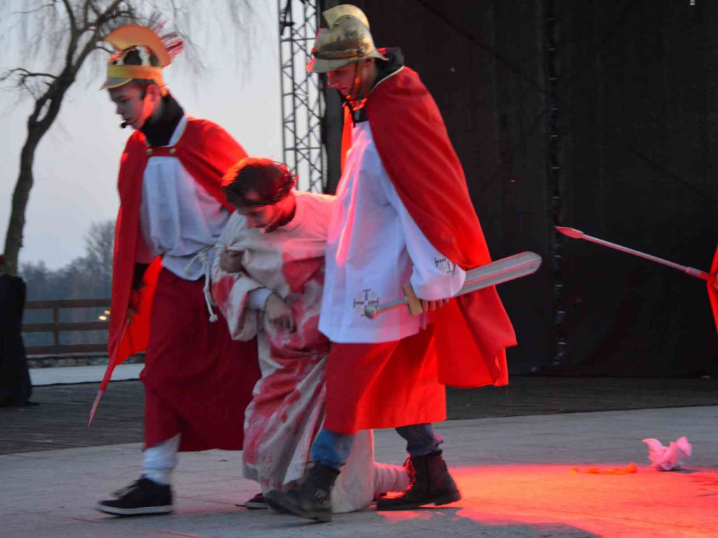 Kujawskie Misterium Męki Pańskiej: Biczowanie Jezusa Chrystusa i Droga Krzyżowa [FOTO] - MojaKruszwica.pl