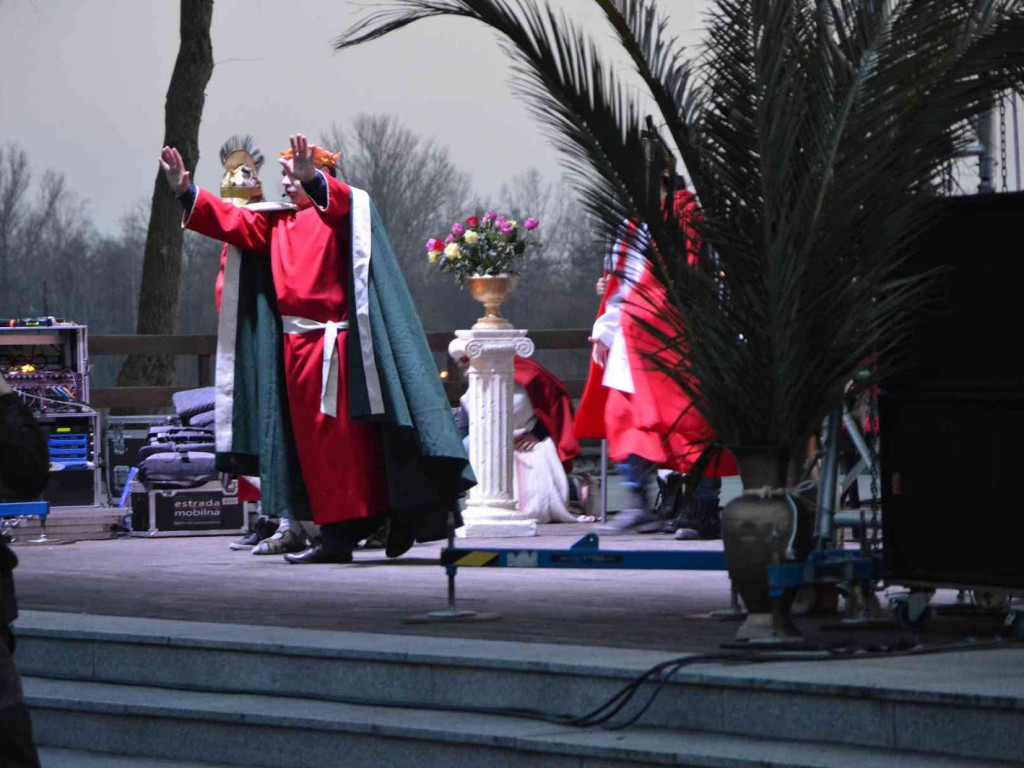 Kujawskie Misterium Męki Pańskiej: Biczowanie Jezusa Chrystusa i Droga Krzyżowa [FOTO] - MojaKruszwica.pl