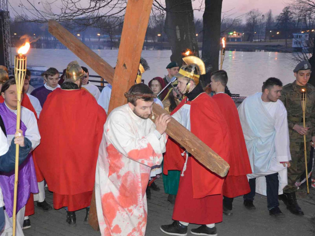 Kujawskie Misterium Męki Pańskiej: Biczowanie Jezusa Chrystusa i Droga Krzyżowa [FOTO] - MojaKruszwica.pl