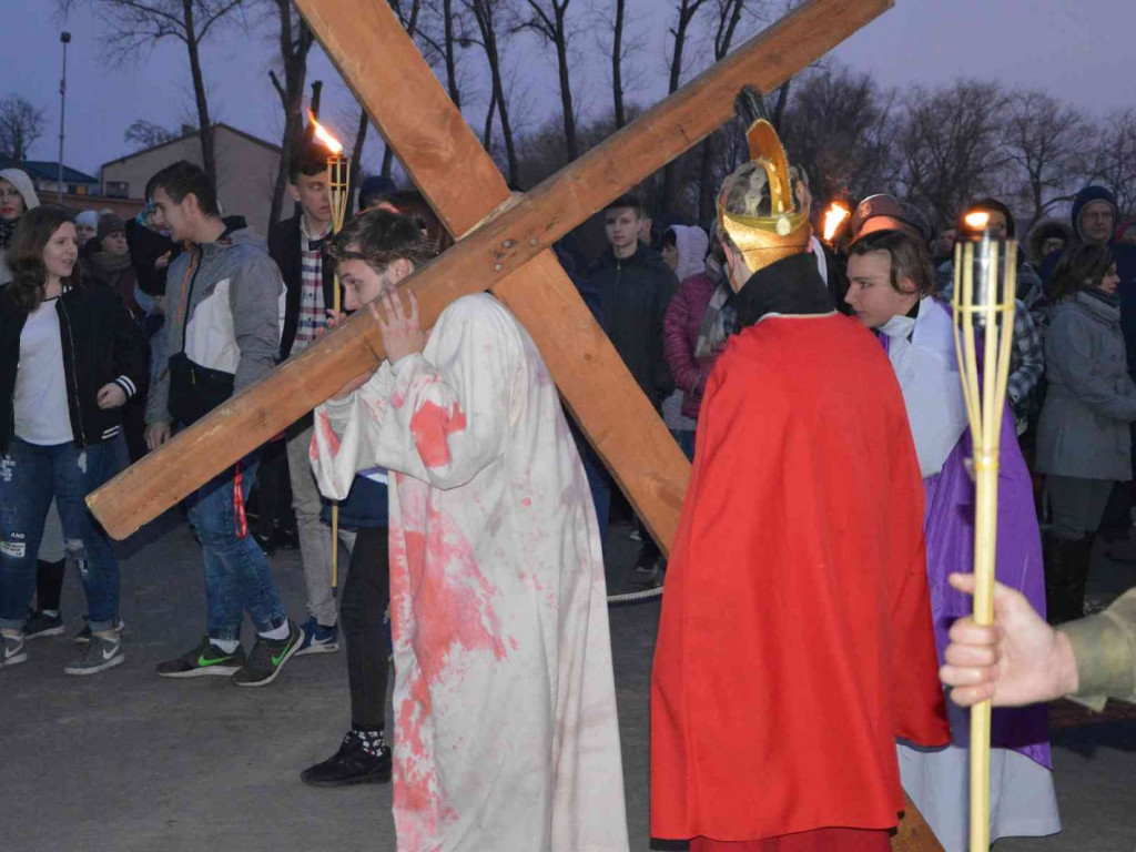 Kujawskie Misterium Męki Pańskiej: Biczowanie Jezusa Chrystusa i Droga Krzyżowa [FOTO] - MojaKruszwica.pl