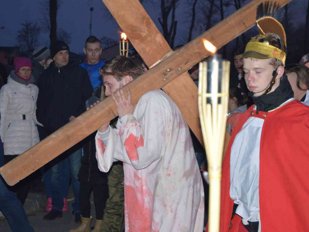 Kujawskie Misterium Męki Pańskiej: Biczowanie Jezusa Chrystusa i Droga Krzyżowa [FOTO] - MojaKruszwica.pl