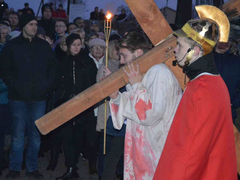 Kujawskie Misterium Męki Pańskiej: Biczowanie Jezusa Chrystusa i Droga Krzyżowa [FOTO] - MojaKruszwica.pl