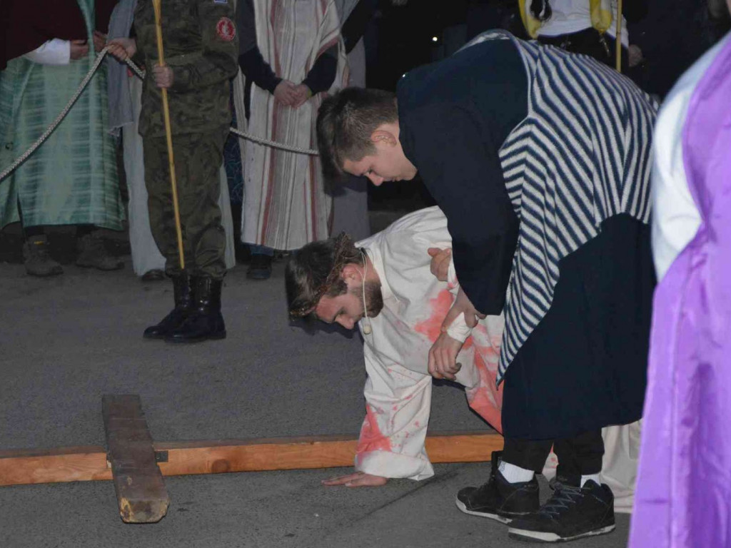 Kujawskie Misterium Męki Pańskiej: Biczowanie Jezusa Chrystusa i Droga Krzyżowa [FOTO] - MojaKruszwica.pl