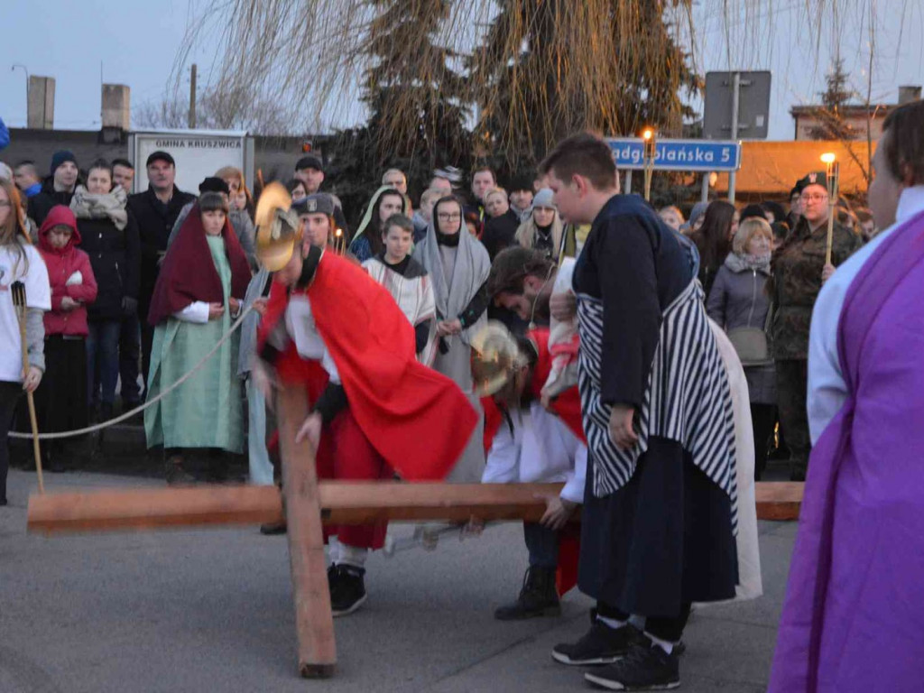 Kujawskie Misterium Męki Pańskiej: Biczowanie Jezusa Chrystusa i Droga Krzyżowa [FOTO] - MojaKruszwica.pl